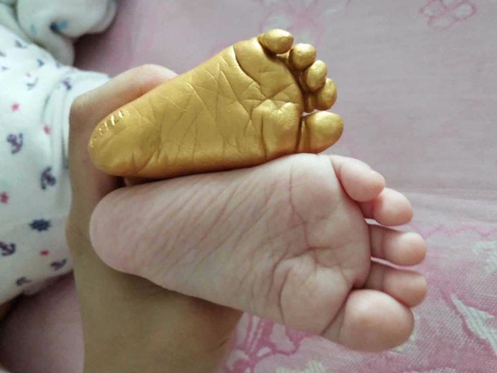 宝宝的脚比满月的时候大了好大一圈